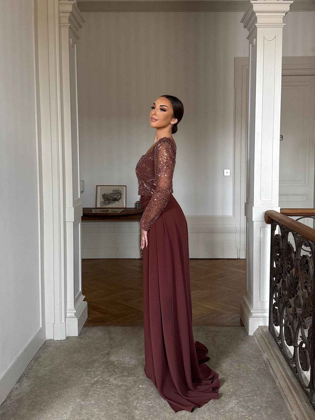 longue robe de soirée marron élégante, manche longue, sans fente