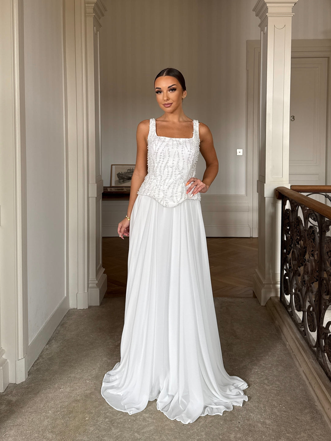 robe de mariée blanche élégante, sans manche, sans fente, col carré