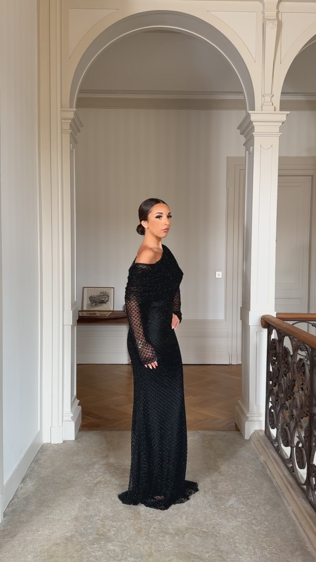Longue robe de soirée noir, sans fente, manche longue, col asymétrique pour tout événement gala cérémonie mariage