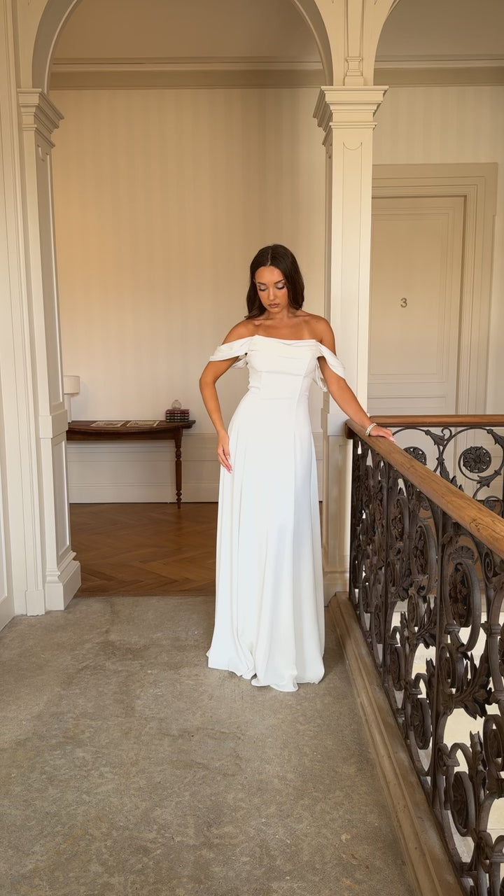 Élégante longue robe de mariée blanche, sans fente, sans manche, col bateau pour tout type de mariage, événement, gala, cérémonie.