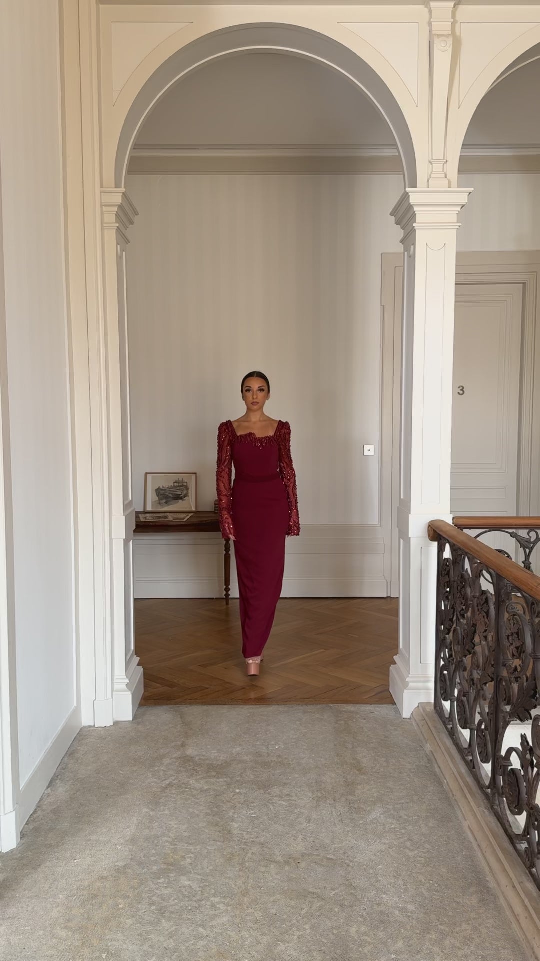 Longue robe de soirée élégante bordeaux, manche longue, fente à l'arrière