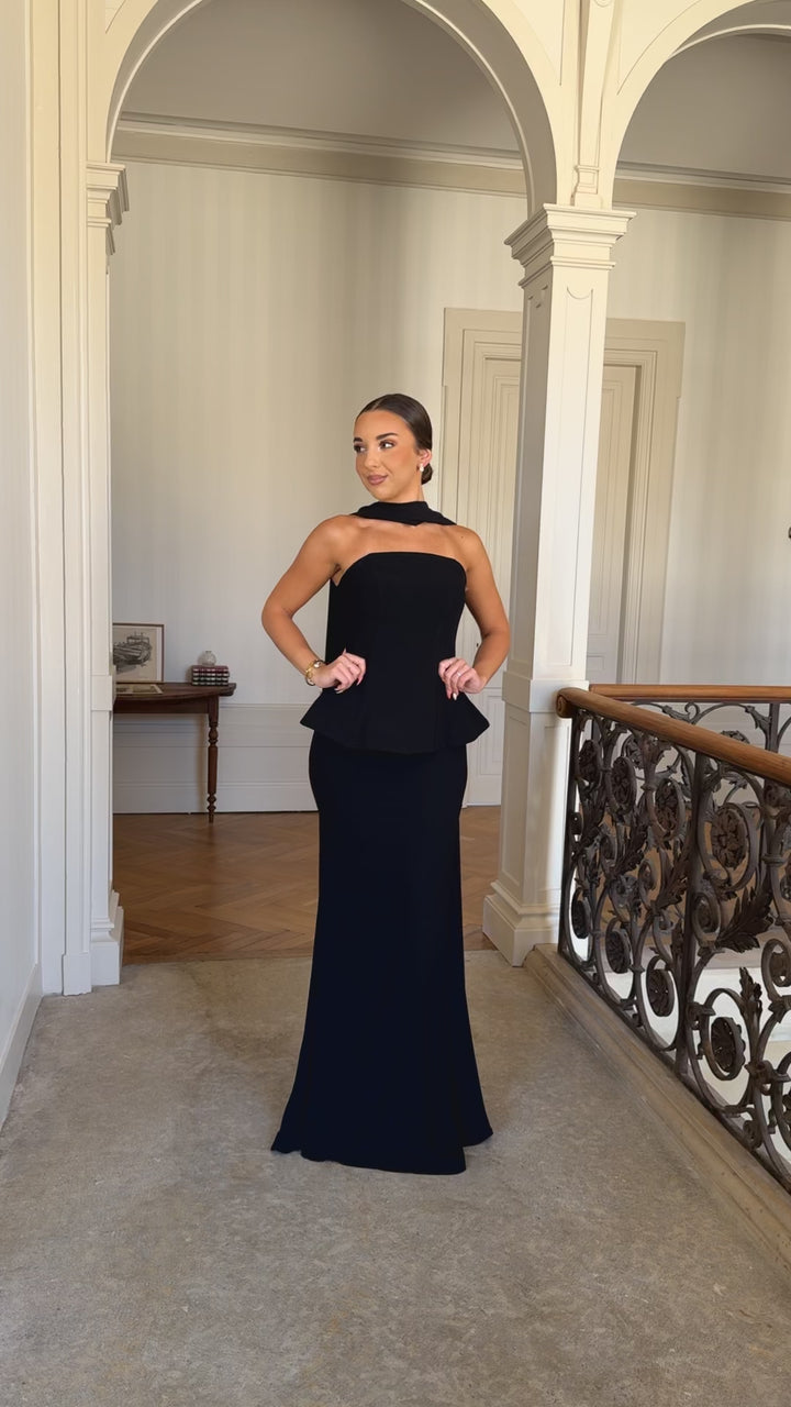 Robe de soirée chic noir, coupe asymétrique, sans manches, sans fente
