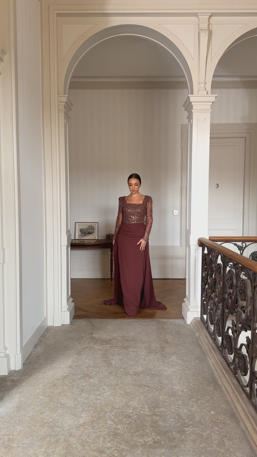 longue robe de soirée marron élégante, manche longue, sans fente