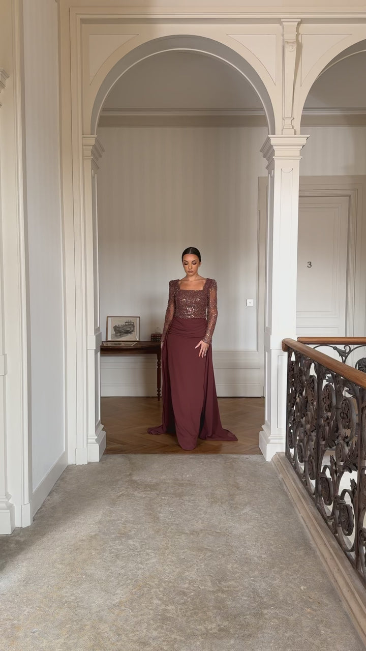 longue robe de soirée marron élégante, manche longue, sans fente