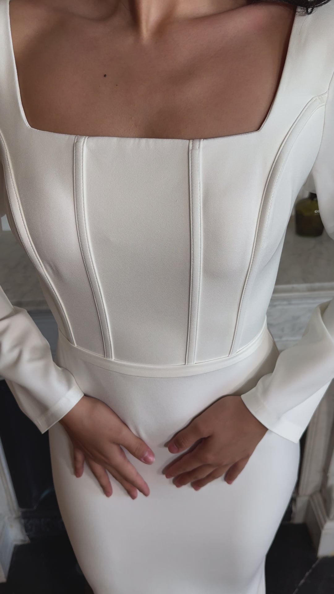 Longue robe de mariée blanche pour femme, col carré et manches longue. Élégante, sans fente et fluide, parfaite pour toutes vos occasions chic, gala cérémonie, mariage, événement