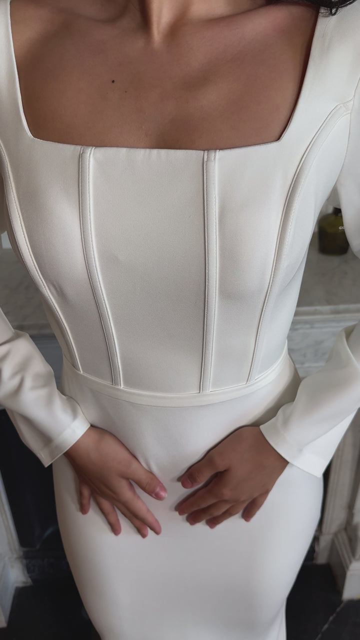 Longue robe de mariée blanche pour femme, col carré et manches longue. Élégante, sans fente et fluide, parfaite pour toutes vos occasions chic, gala cérémonie, mariage, événement