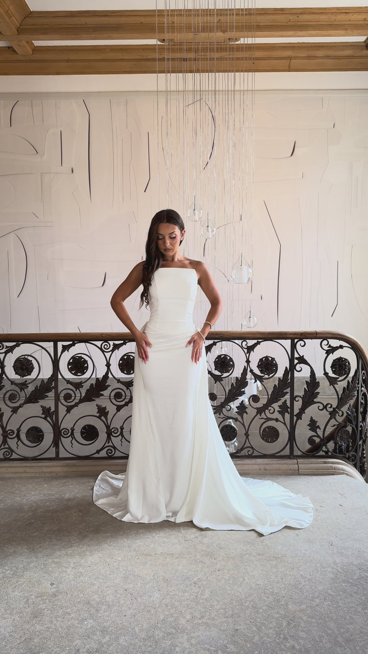 élégante longue robe de mariée blanche, sans fente, sans manche, avec une traine pour tout type de mariage, événement, gala, cérémonie