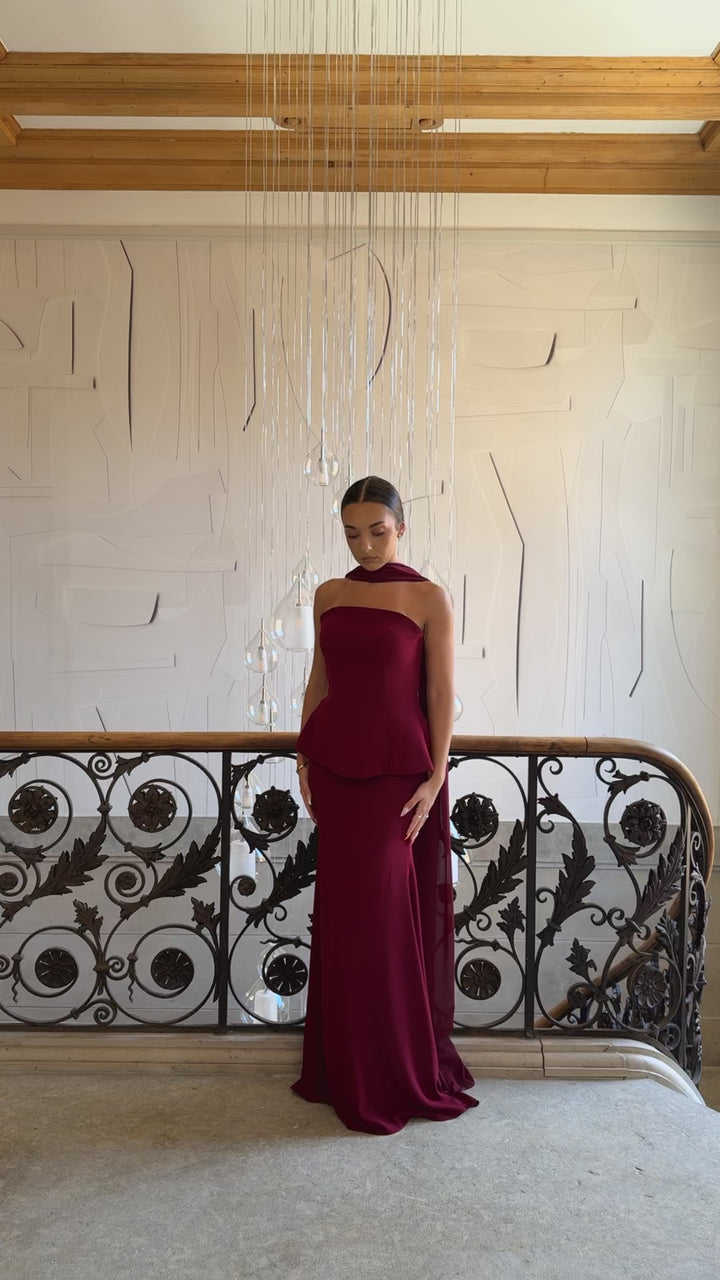 robe de soirée élégante bordeaux, coupe asymétrique, sans manche, sans fente