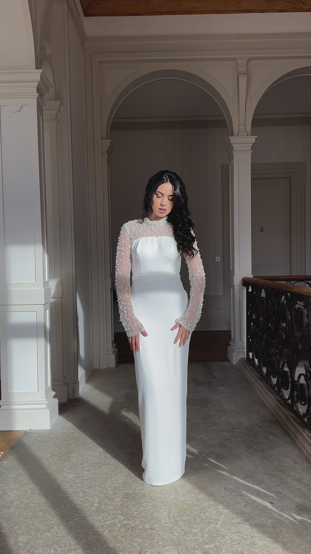 Longue robe de mariée blanche élégante avec une fente à l'arrière, col montant, manche longue, pour tout type d'événement, gala, cérémonie, mariage
