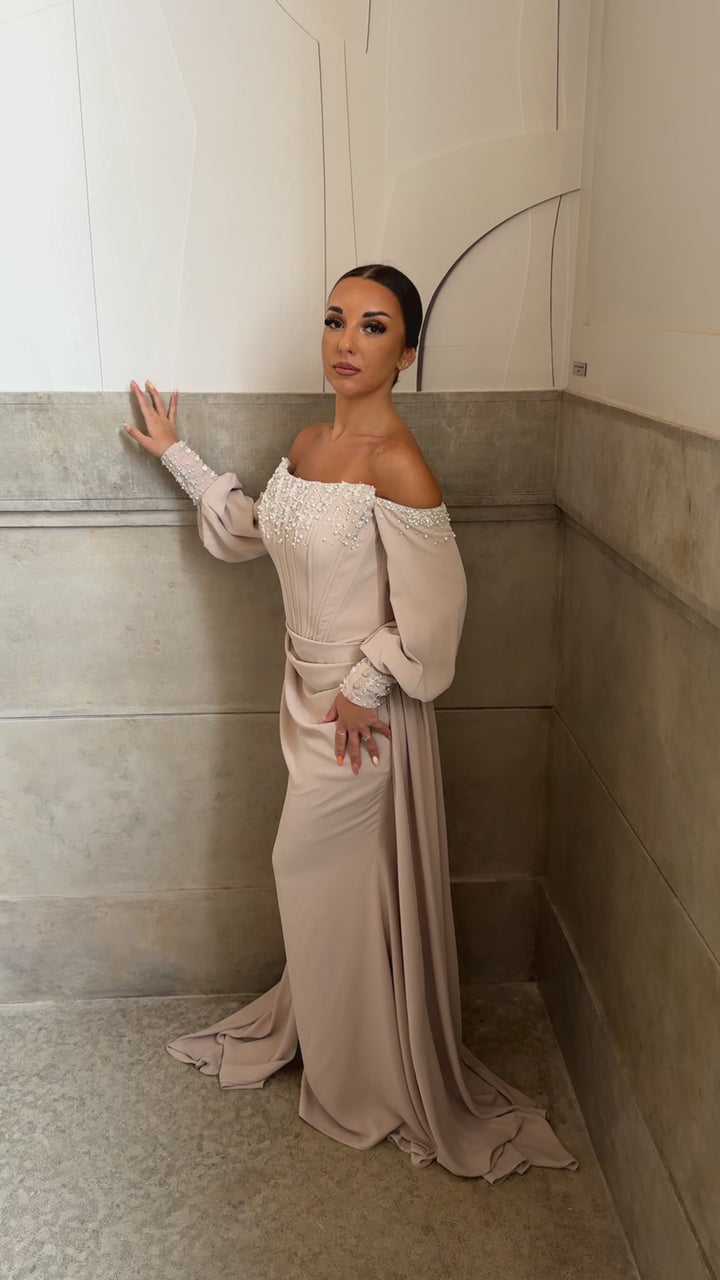 Robe de soirée beige élégante, manche bouffante, col bateau, sans fente