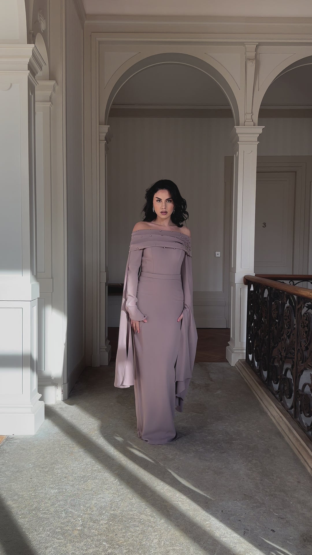 élégante longue robe de soirée taupe, avec une fente à l'arrière, col bateau pour tout type de mariage, cérémonie, événement, gala
