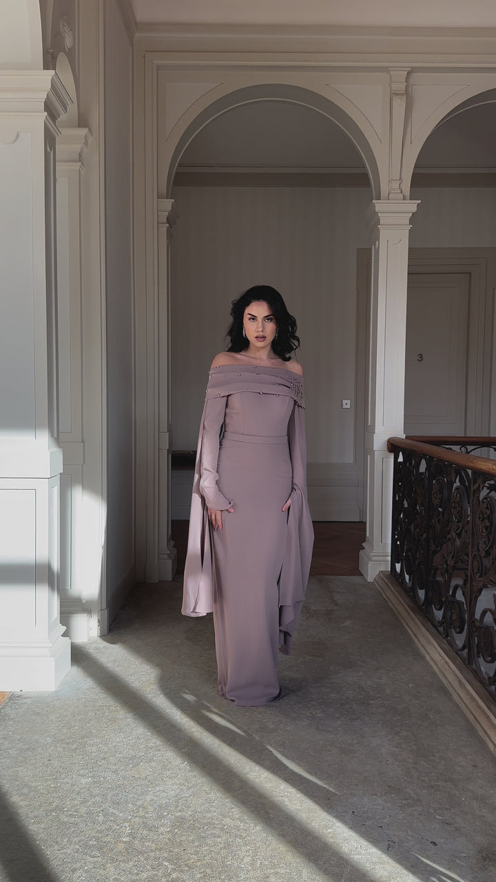 élégante longue robe de soirée taupe, avec une fente à l'arrière, col bateau pour tout type de mariage, cérémonie, événement, gala