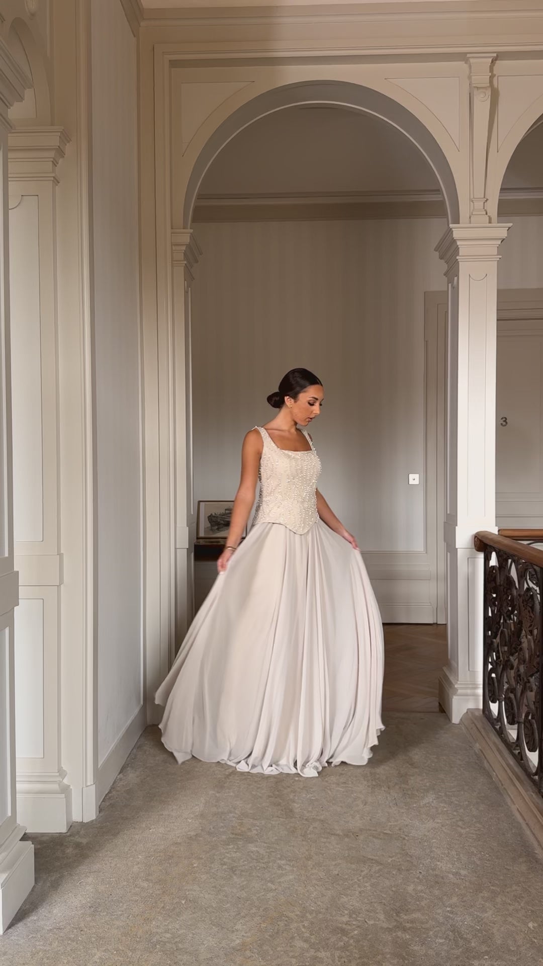 Robe de soirée chic beige, sans manche, sans fente, col carré