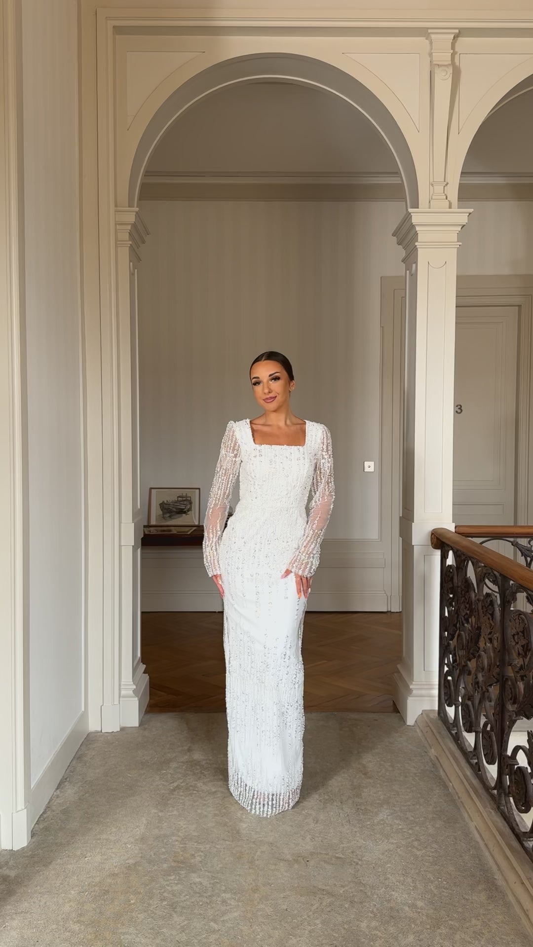 Robe de mariée blanche élégante, manche longue, fente à l'arrière, col carré pour cérémonie mariage