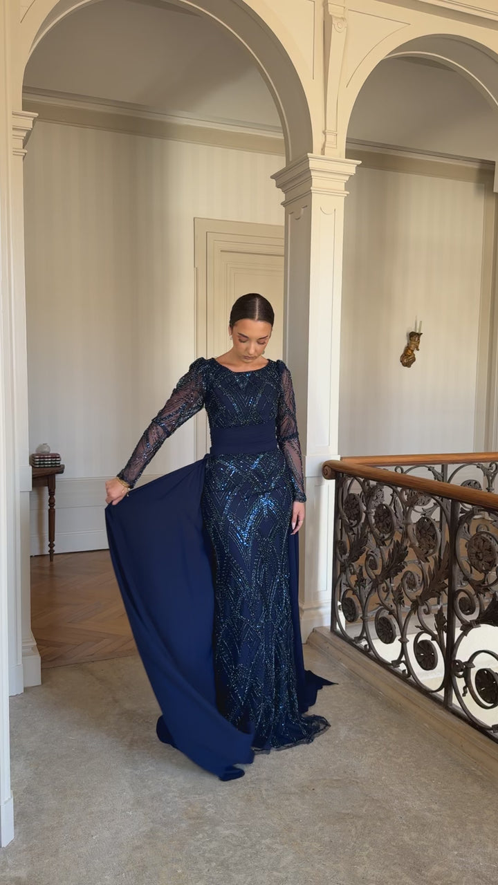 Longue robe de soirée bleu marine élégante avec une traine, sans fente, manche longue pour type d'événement, gala, cérémonie, mariage