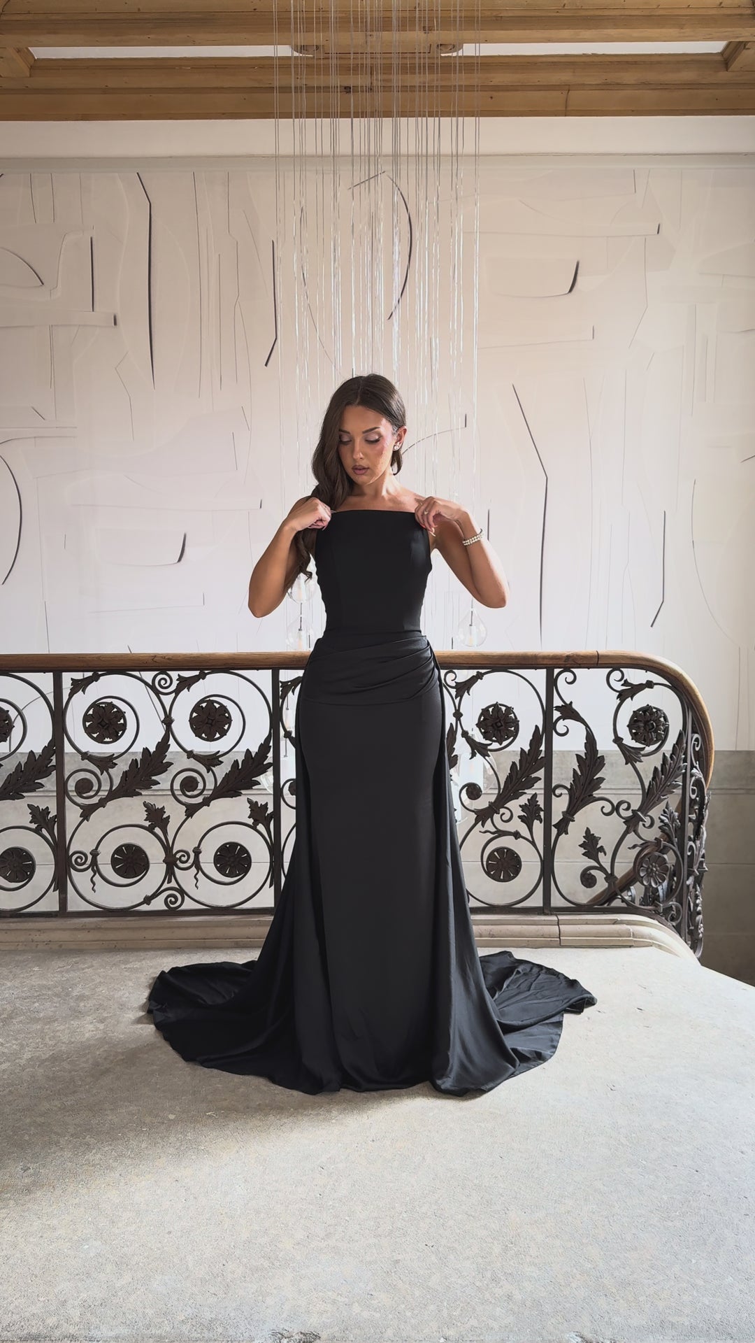 élégante longue robe de soirée noir, sans fente, sans manche, avec une traine pour tout type de mariage, événement, gala, cérémonie