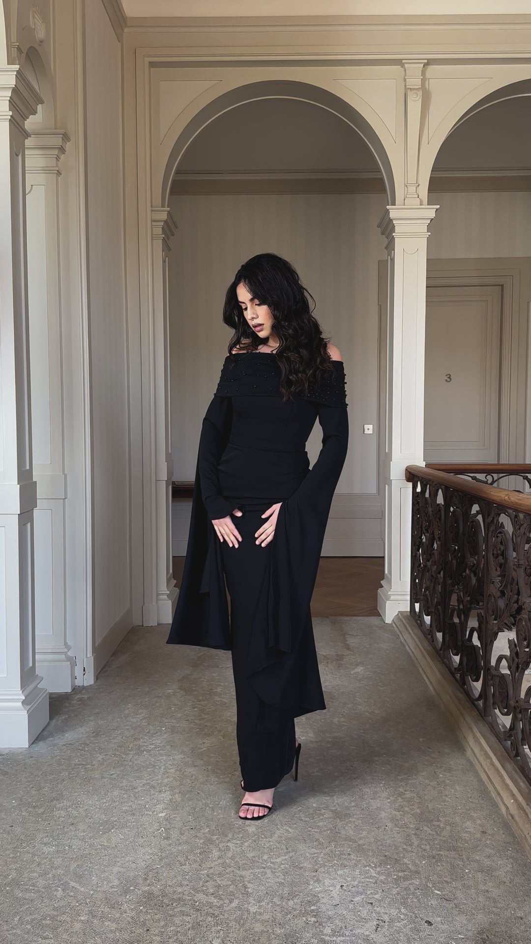 Longue robe de soirée chic noir, avec une fente à l'arrière, col bateau pour tout type de mariage, cérémonie, événement, gala