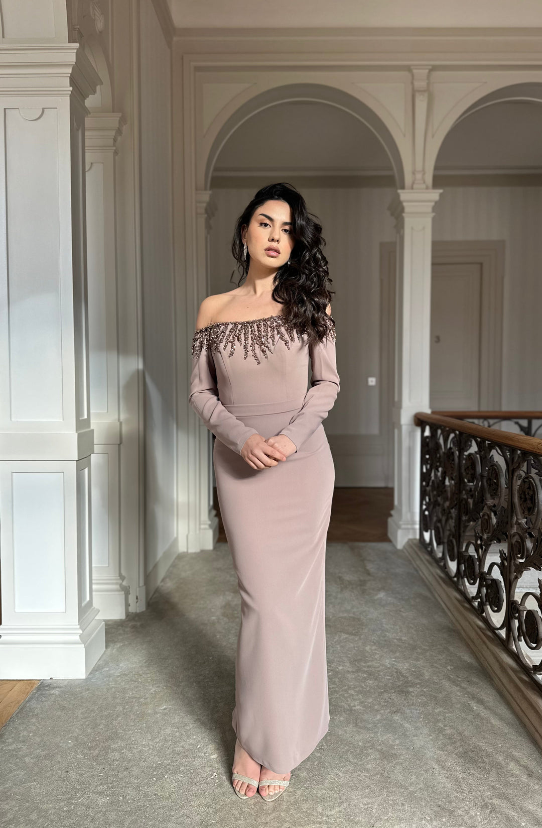 Adoptez la robe de soirée taupe : conseils, idées de looks et astuces pour un style chic, moderne et parfaitement élégant.