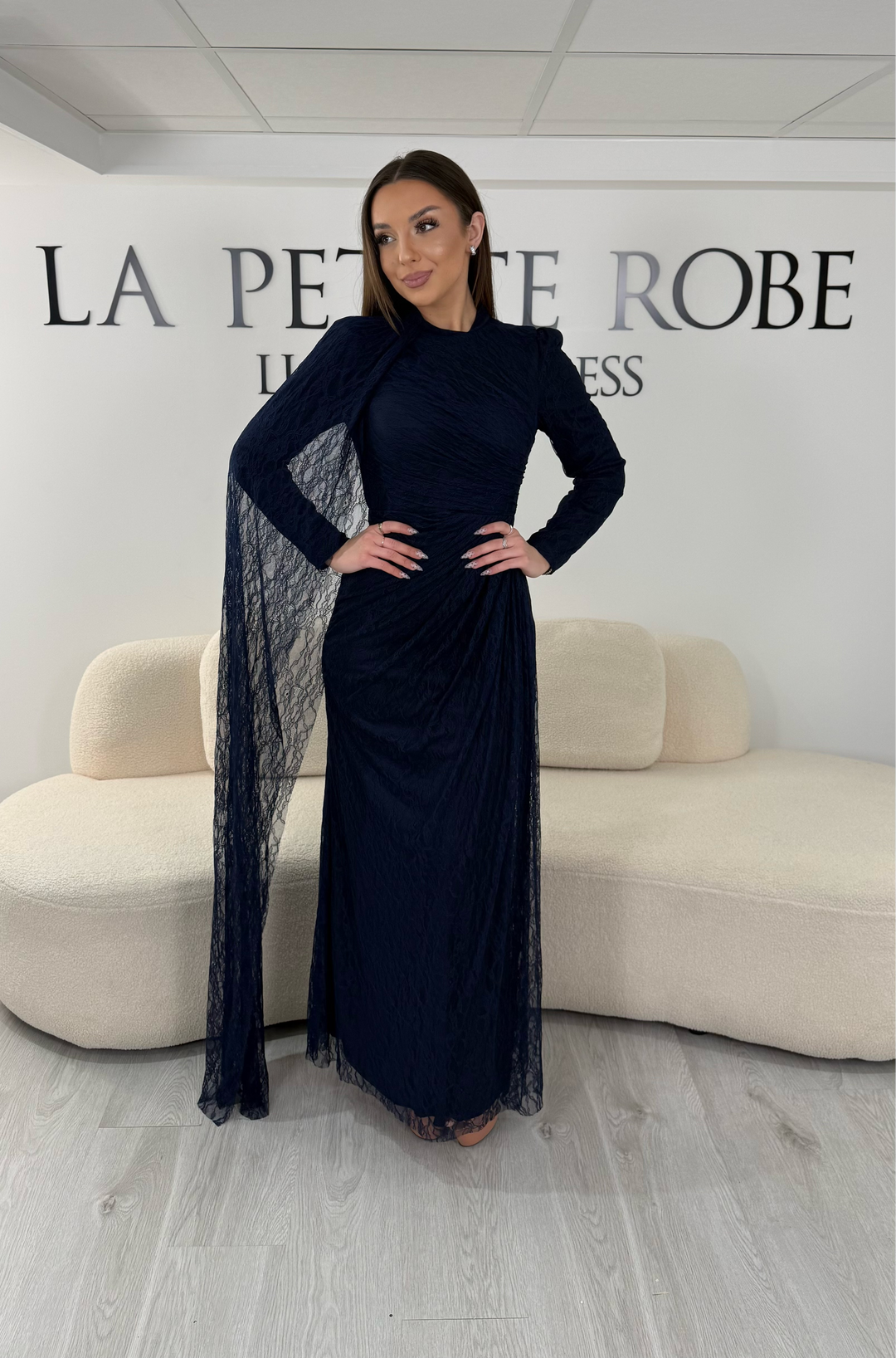 Cérémonie l'après-midi ou réception en soirée : ce qui change dans le choix de la robe, entre couleur, matière et niveau d'habillé.