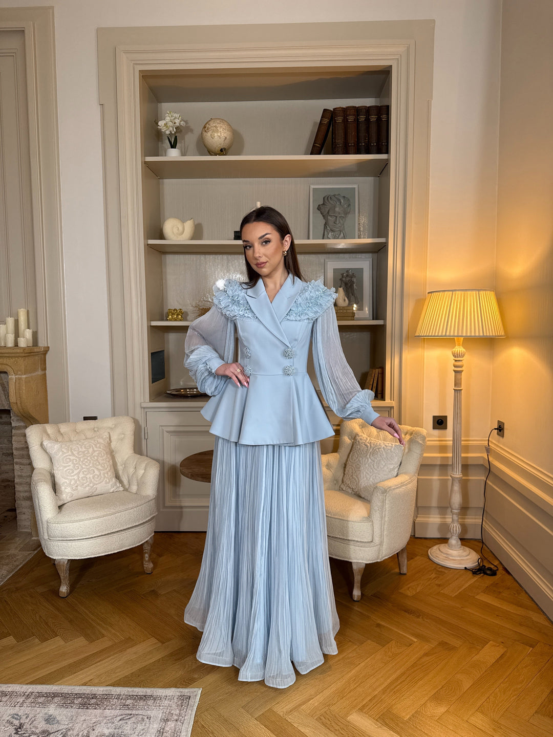 Choisir une robe de soirée adaptée au dress code est essentiel pour une allure élégante et réussie. Cocktail, soirée chic ou cérémonie, découvrez comment sélectionner la robe idéale selon l’événement et éviter les faux pas.