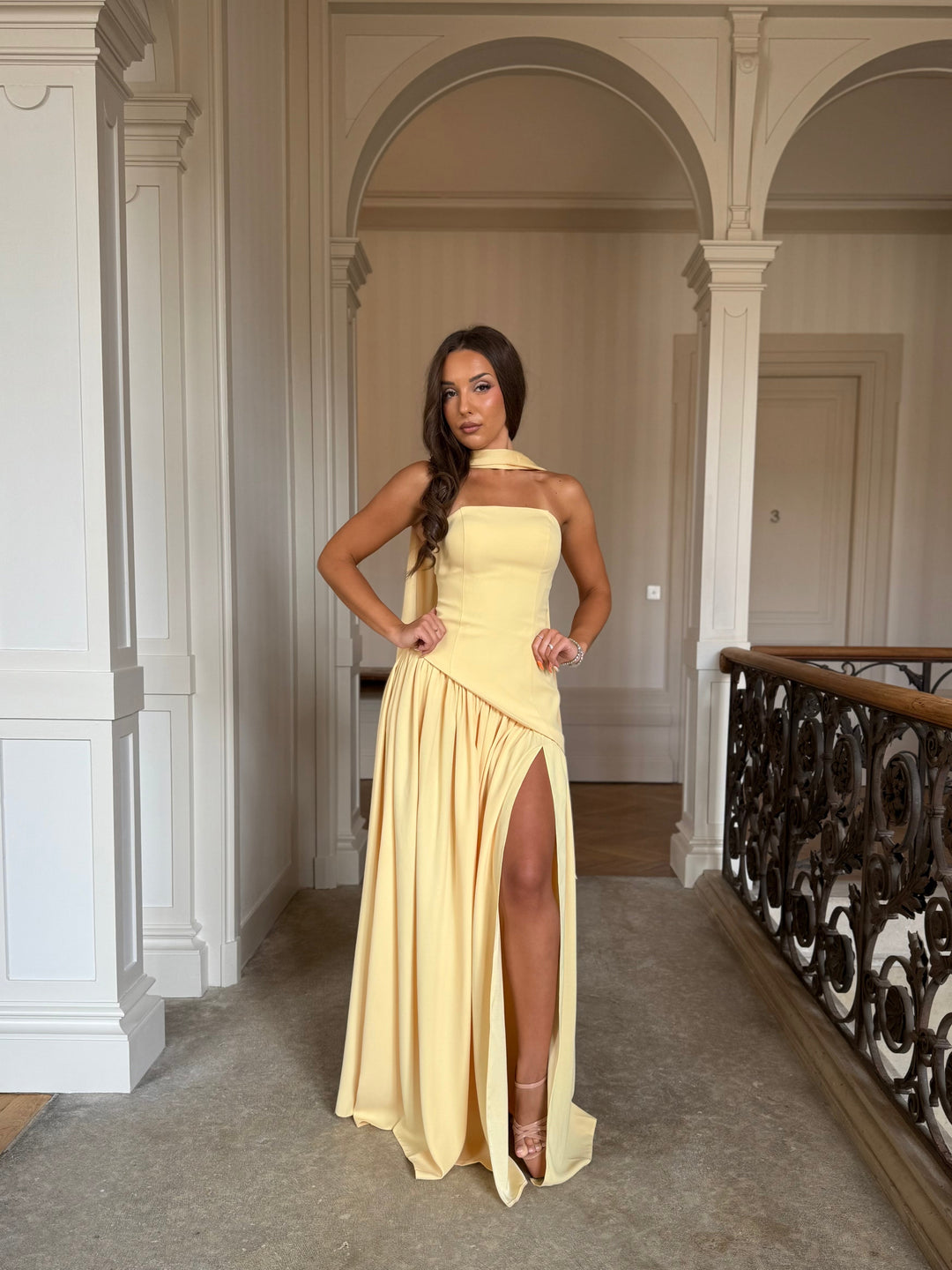 Quelle robe porter pour un mariage chic ? Couleurs tendance, coupes élégantes, matières raffinées : guide complet pour être sublime en 2025.