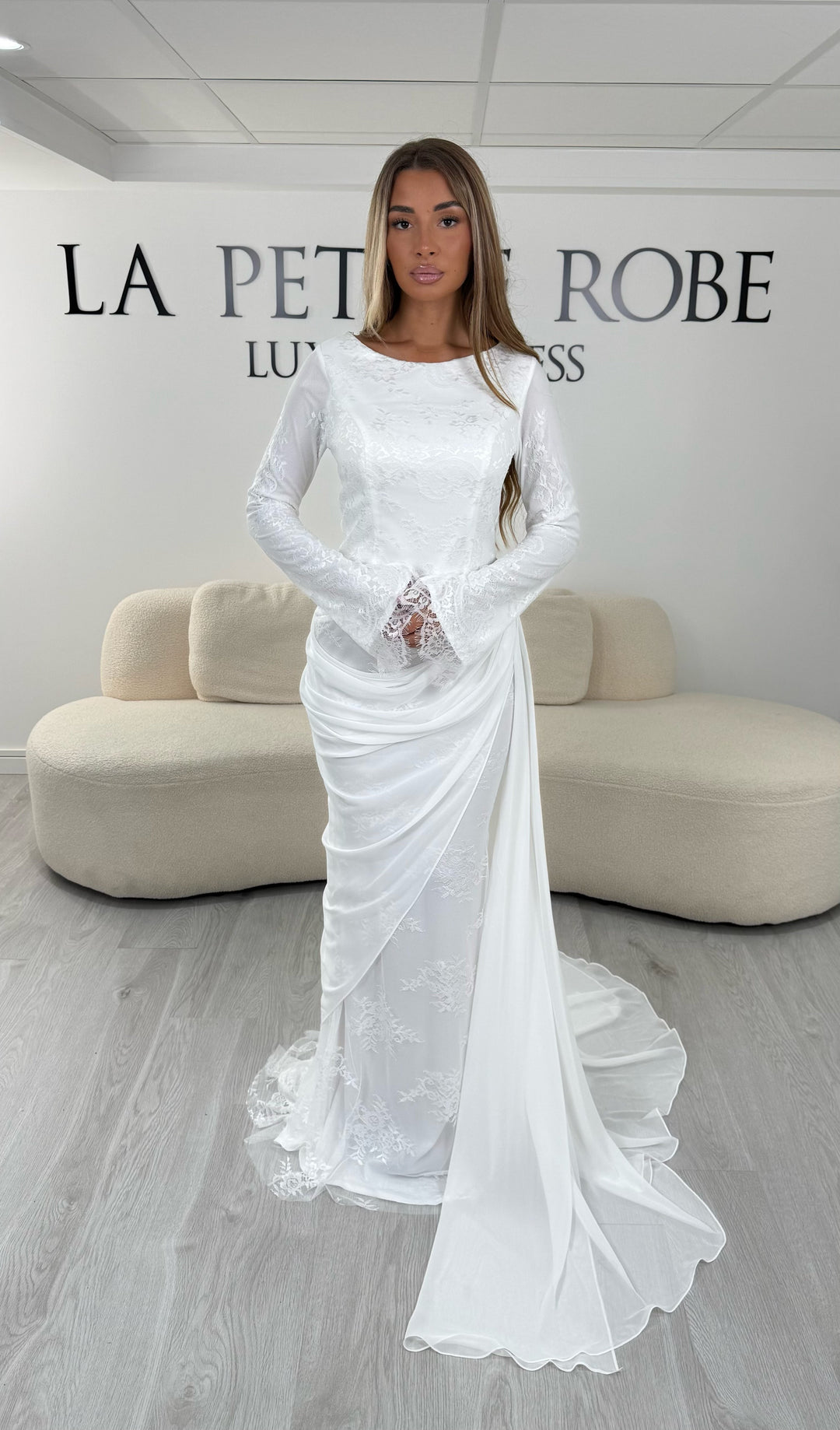 Robe de mariée modeste en dentelle à manches longues et traîne, décolleté fermé et épaules couvertes
