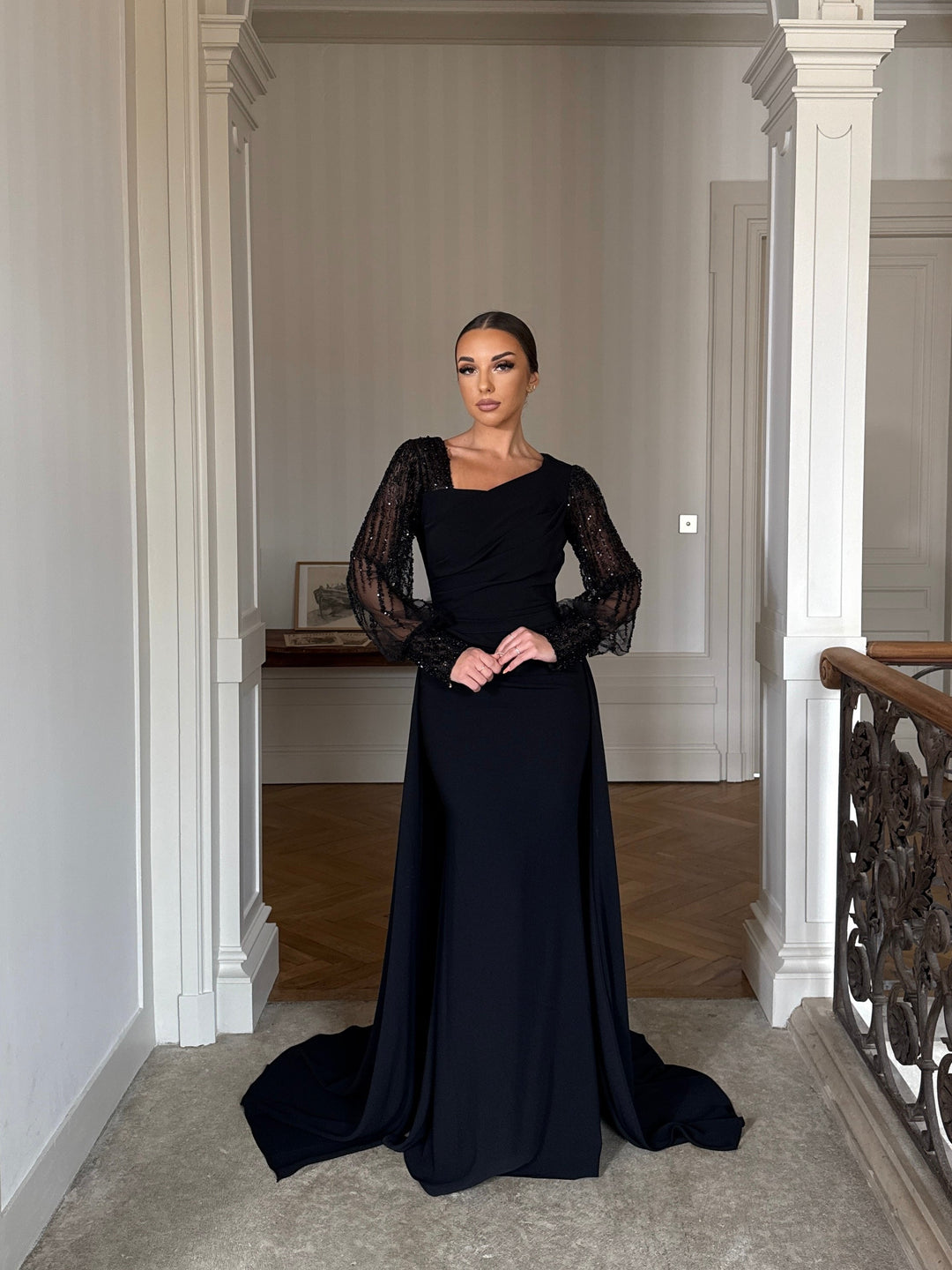 Robe de soirée longue noir élégante sans fente chic avec une traine manche longue col asymétrique pour événement mariage gala cérémonie