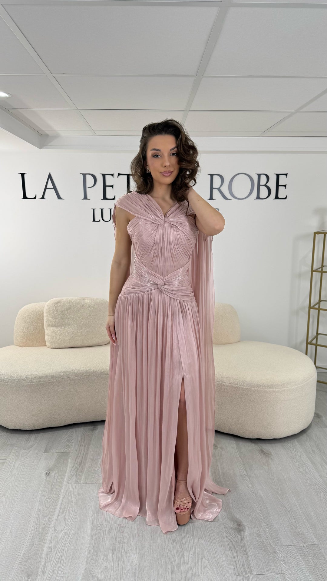 Découvrez comment choisir la robe de soirée rose parfaite : tendances, conseils de style, coupes, matières et astuces pour une tenue élégante et inoubliable.