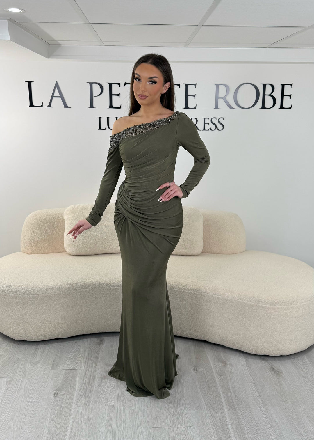 Quelle couleur de robe de soirée choisir ? Découvrez les teintes tendances et nos conseils pour un look chic et élégant.