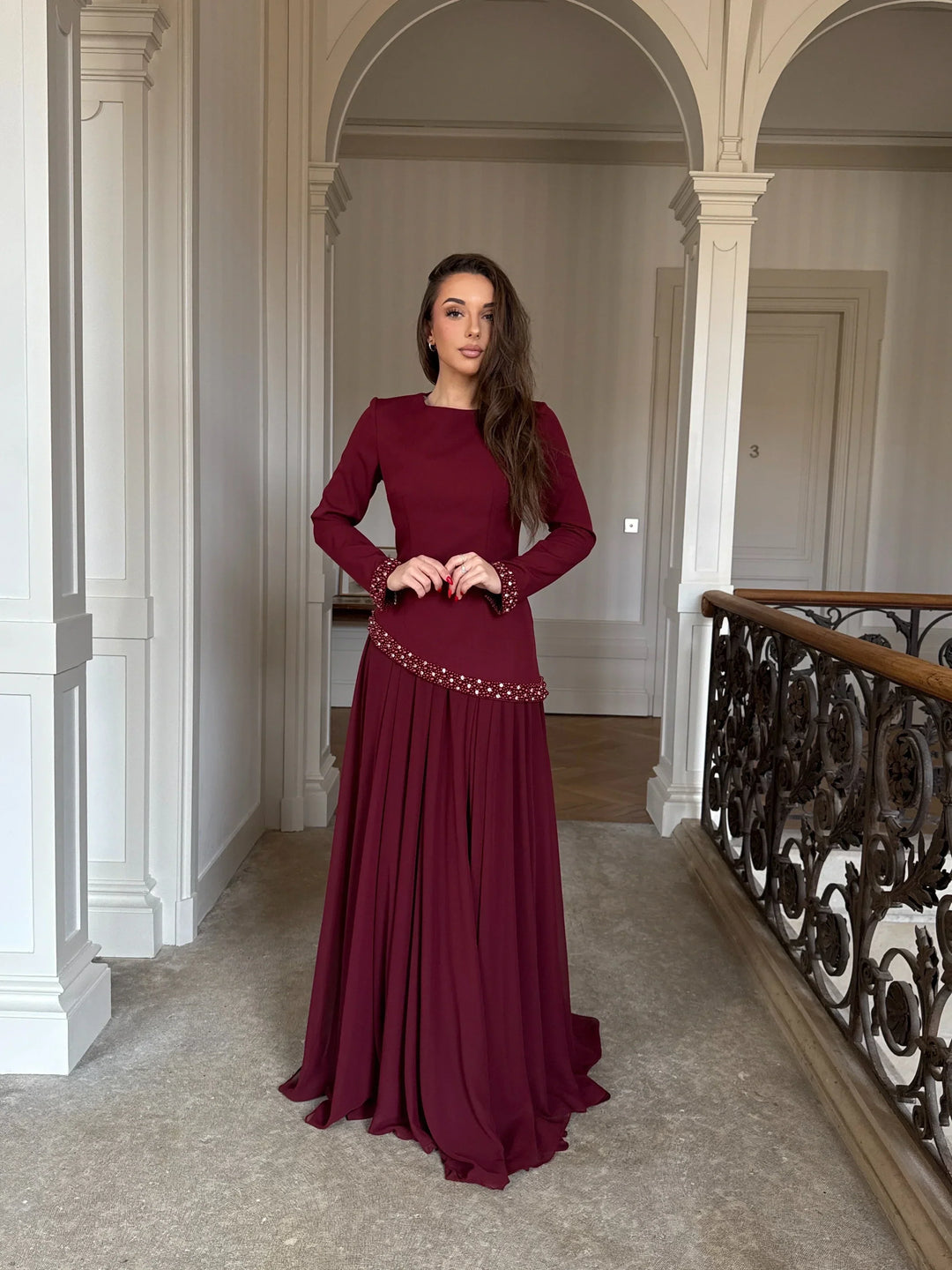 Longue robe de soirée élégante bordeaux, sans fente, col rond, manche longue, évasé mousseline en bas, perlé au rebord de manche, finition corset pour tout type d'événement mariage gala cérémonie