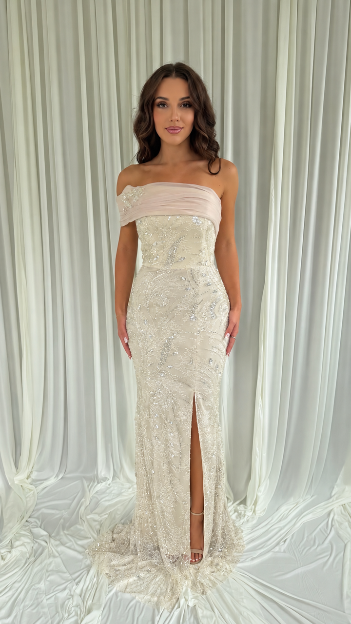 Robe de soirée beige Talya brodée de sequins et strass, drapé asymétrique sur l'épaule