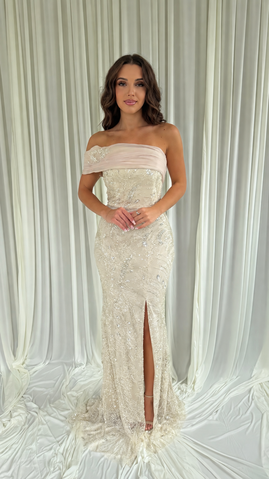 Robe Talya beige coupe sirène avec fente haute sur le devant