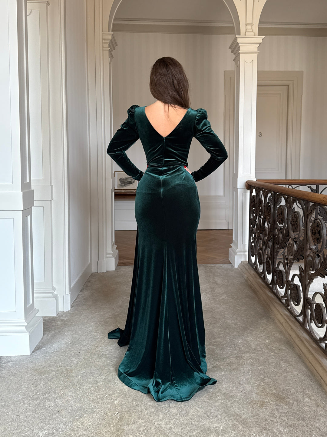Robe de soirée élégante verte émeraude en velour, élégante avec sequins, manches longues et coupe ajustée.