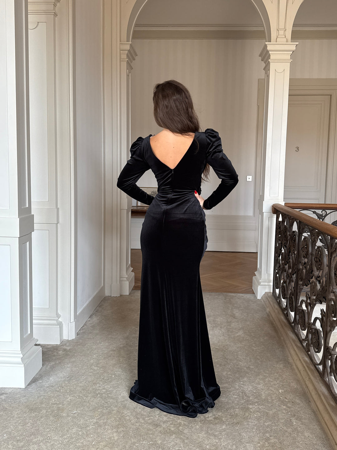 Robe de soirée noir en velour, élégante avec sequins, manches longues et coupe ajustée. Parfaite pour mariages, galas et événements formels.