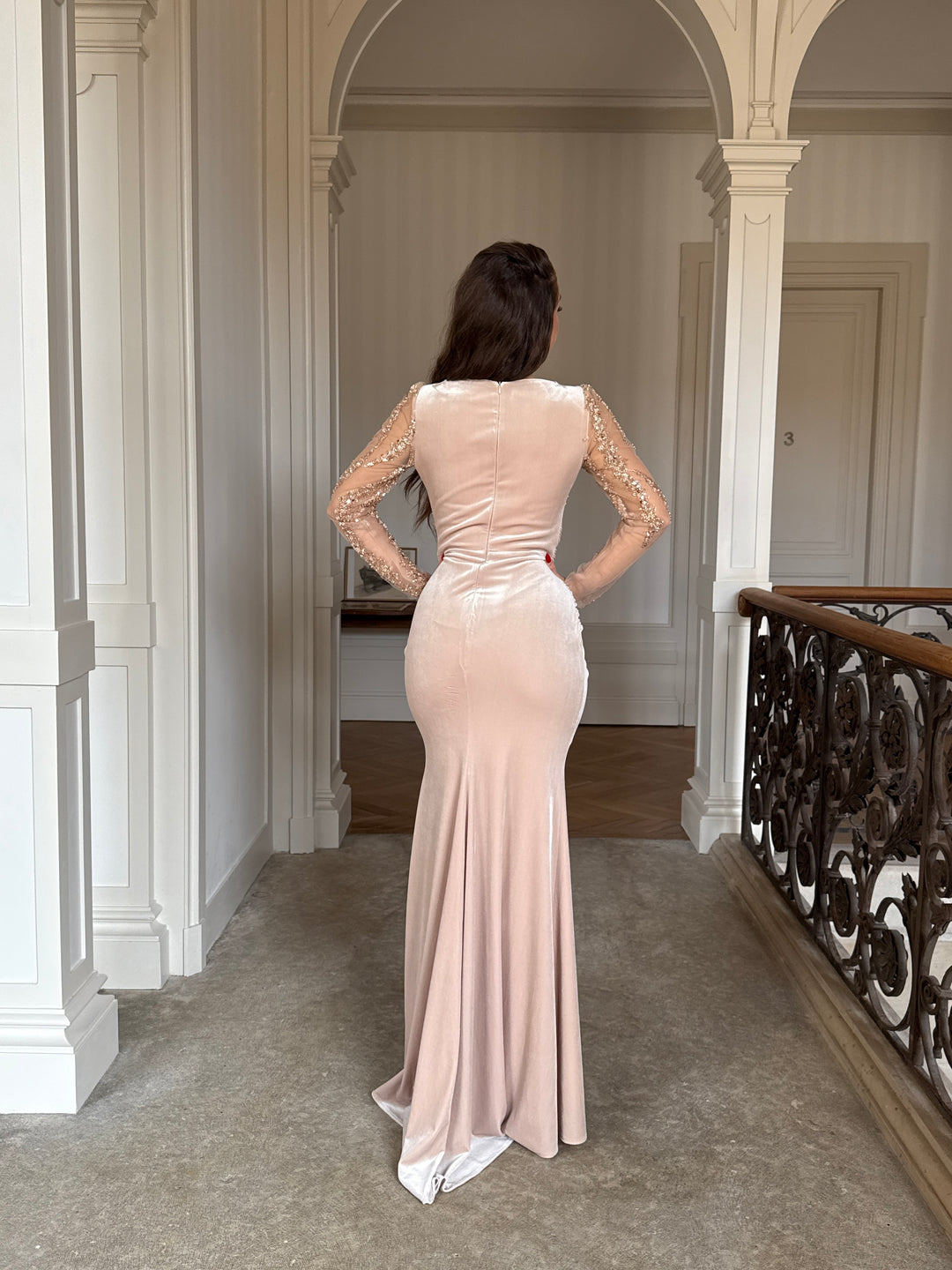 Robe de soirée élégante beige en velour, élégante avec sequins, manches longues et coupe ajustée. Parfaite pour mariages, galas et événements formels.