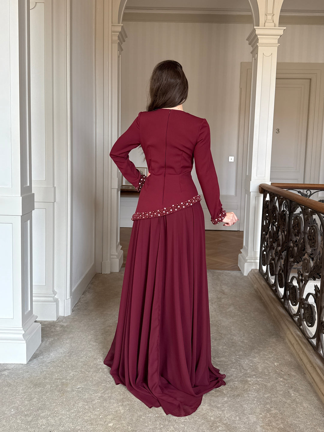 Longue robe de soirée élégante bordeaux, sans fente, col rond, manche longue, évasé mousseline en bas, perlé au rebord de manche, finition corset pour tout type d'événement mariage gala cérémonie