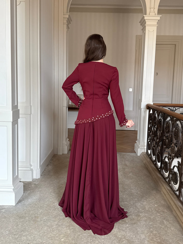 Longue robe de soirée élégante bordeaux, sans fente, col rond, manche longue, évasé mousseline en bas, perlé au rebord de manche, finition corset pour tout type d'événement mariage gala cérémonie