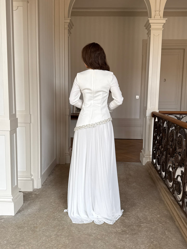 Longue robe de soirée élégante blanche, sans fente, col rond, manche longue, évasé mousseline en bas, perlé au rebord de manche, finition corset pour tout type d'événement mariage gala cérémonie