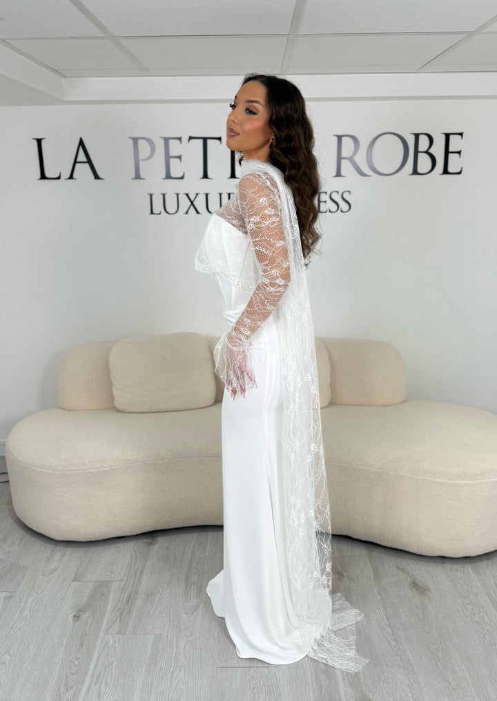Robe de mariée blanche longue avec boléro amovible en dentelle, manches longues et col montant. Élégante, sans fente, idéale pour cérémonie et mariage.