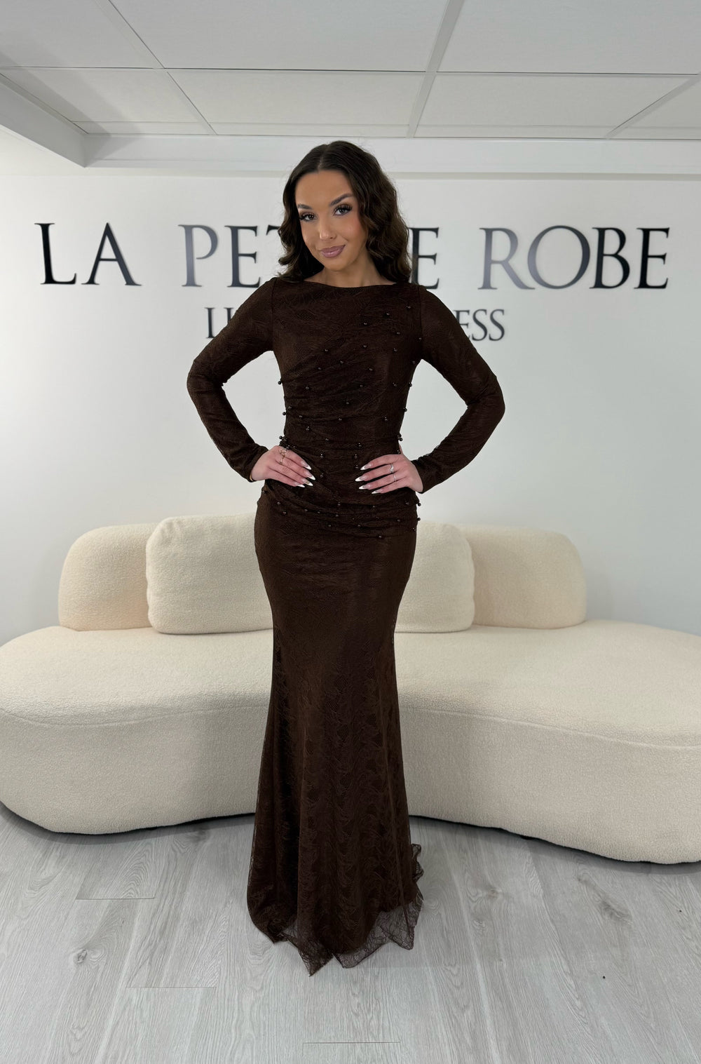 Robe de soirée marron longue en dentelle perlée avec manches longues et col rond légèrement montant. Sans fente, idéale mariage et demoiselle d’honneur 2026.