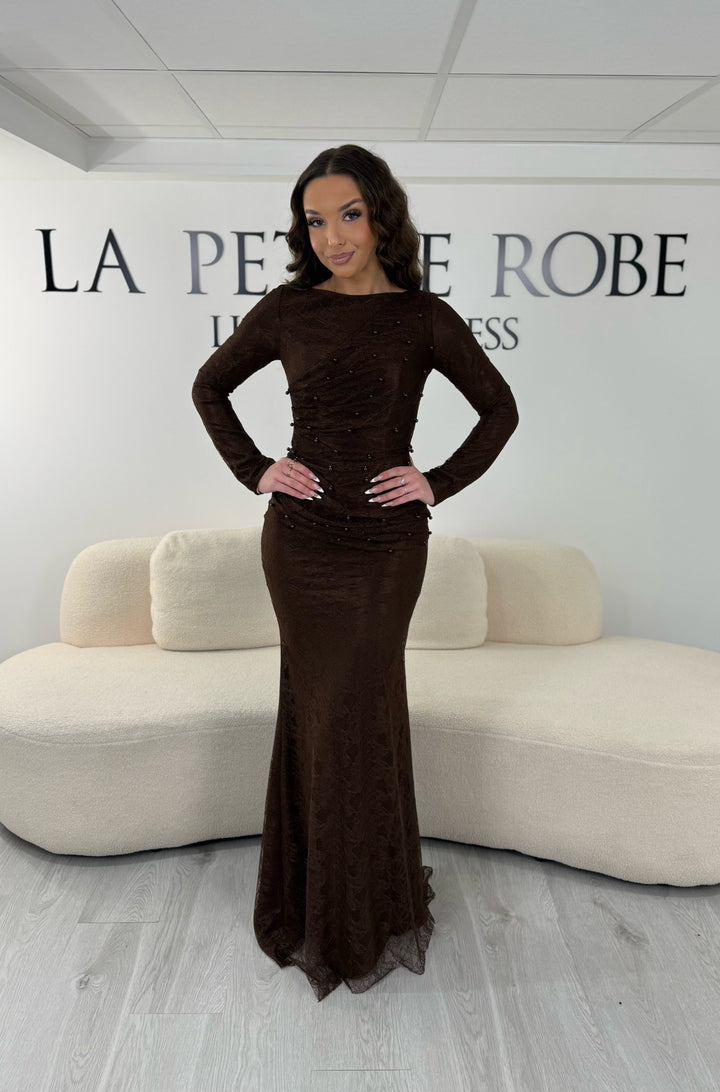 Robe de soirée marron longue en dentelle perlée avec manches longues et col rond légèrement montant. Sans fente, idéale mariage et demoiselle d’honneur 2026.