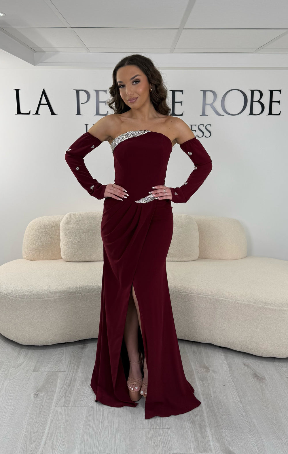 Robe de soirée bordeaux longue avec fente, bustier et manches amovibles. Élégante et tendance 2026, parfaite pour mariage ou soirée chic.
