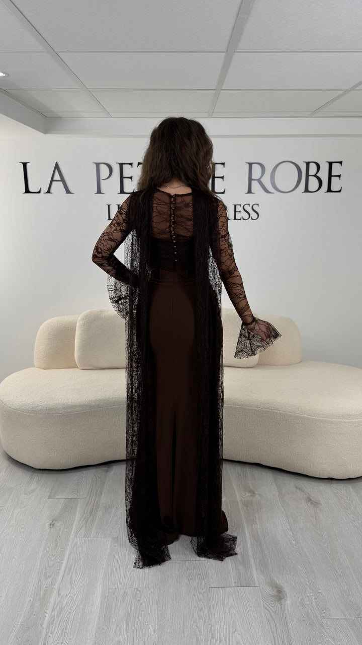 Découvrez notre robe de soirée marron élégante avec boléro amovible. Une tenue chic et raffinée, parfaite pour mariage, soirée ou cérémonie.