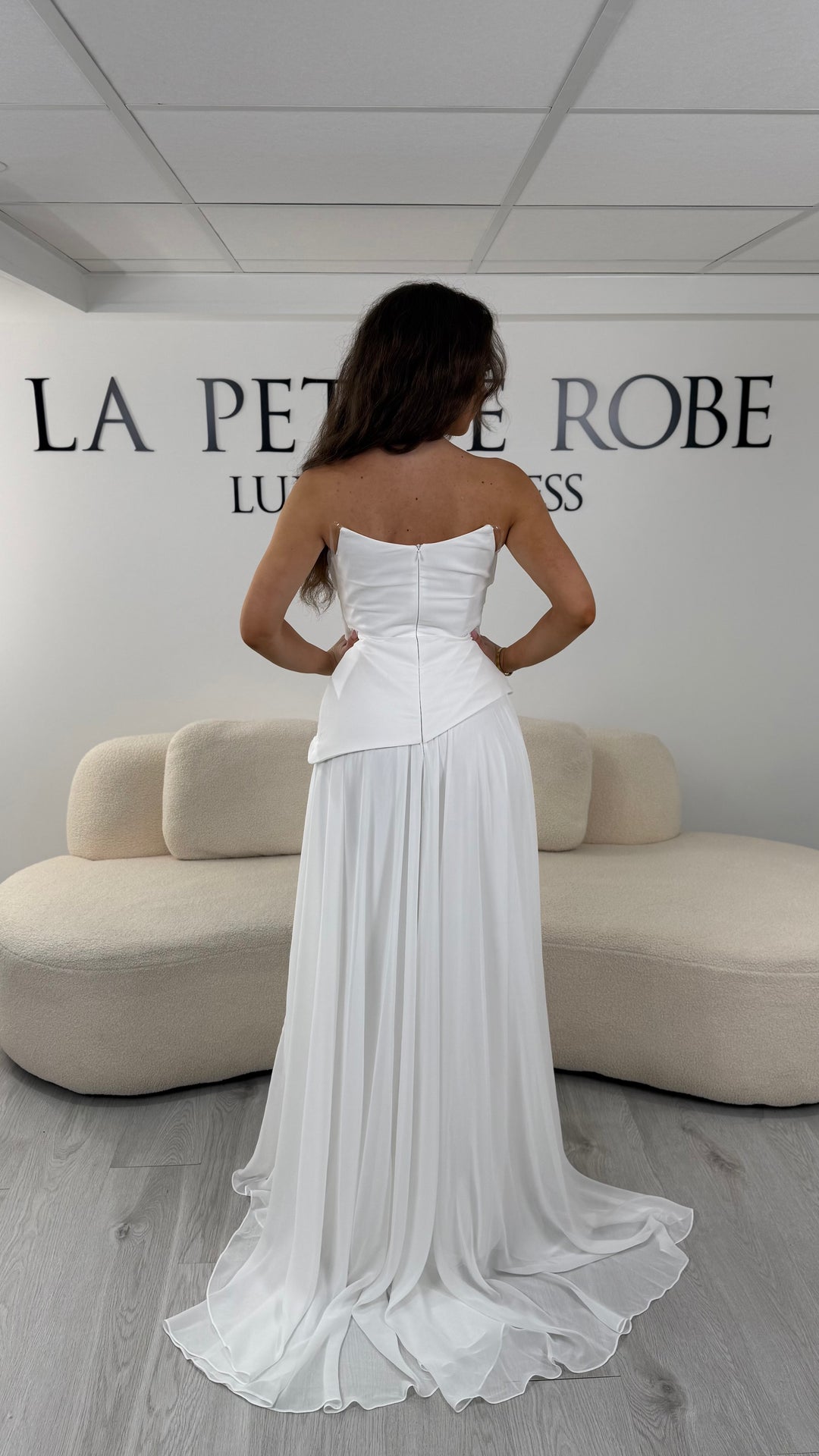 Robe de mariée blanche élégante avec boléro amovible. Coupe fluide sans fente, idéale pour un mariage chic et moderne.