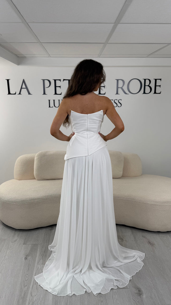 Robe de mariée blanche élégante avec boléro amovible. Coupe fluide sans fente, idéale pour un mariage chic et moderne.