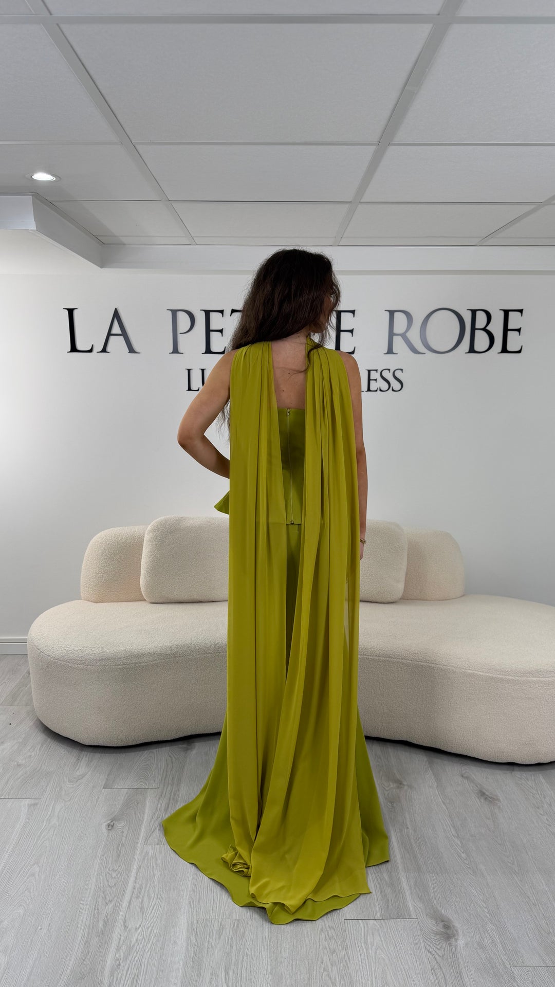Robe de soirée verte élégante deux pièces avec écharpe. Coupe longue sans fente, parfaite pour une soirée chic et moderne.