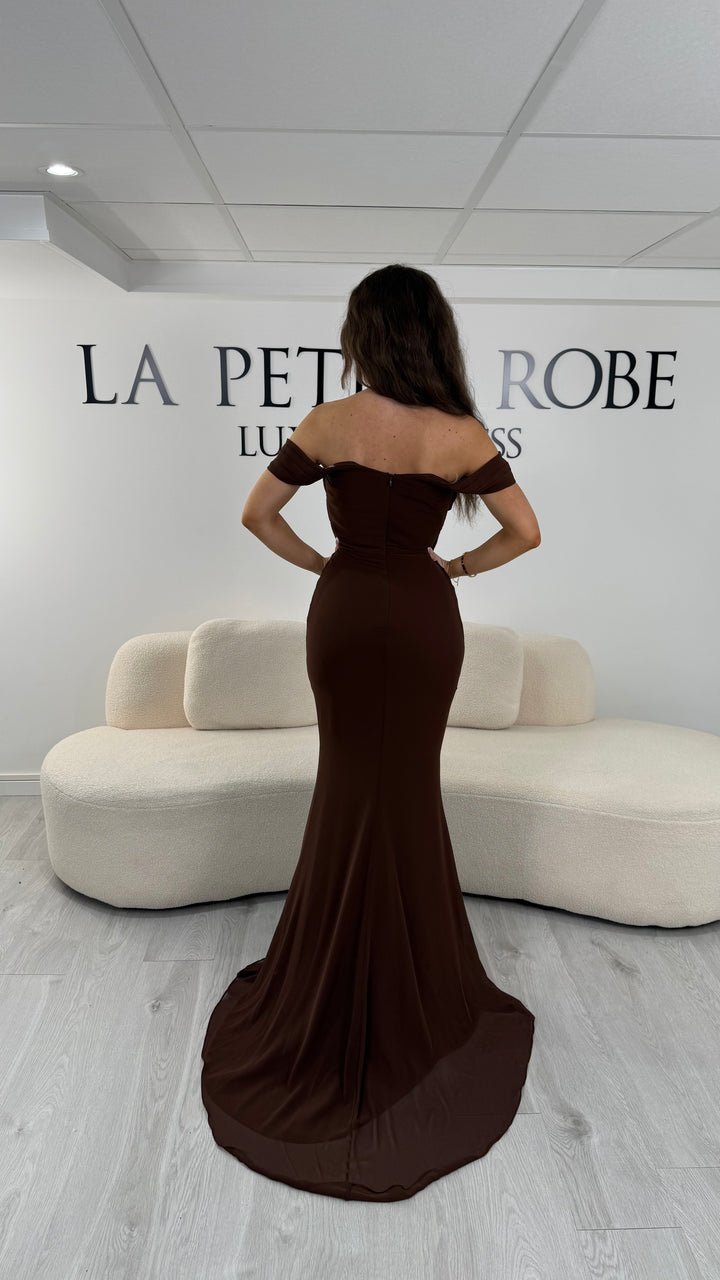 Robe de soirée marron élégante avec drapé et épaules dénudées. Coupe longue sans fente, parfaite pour une soirée chic.