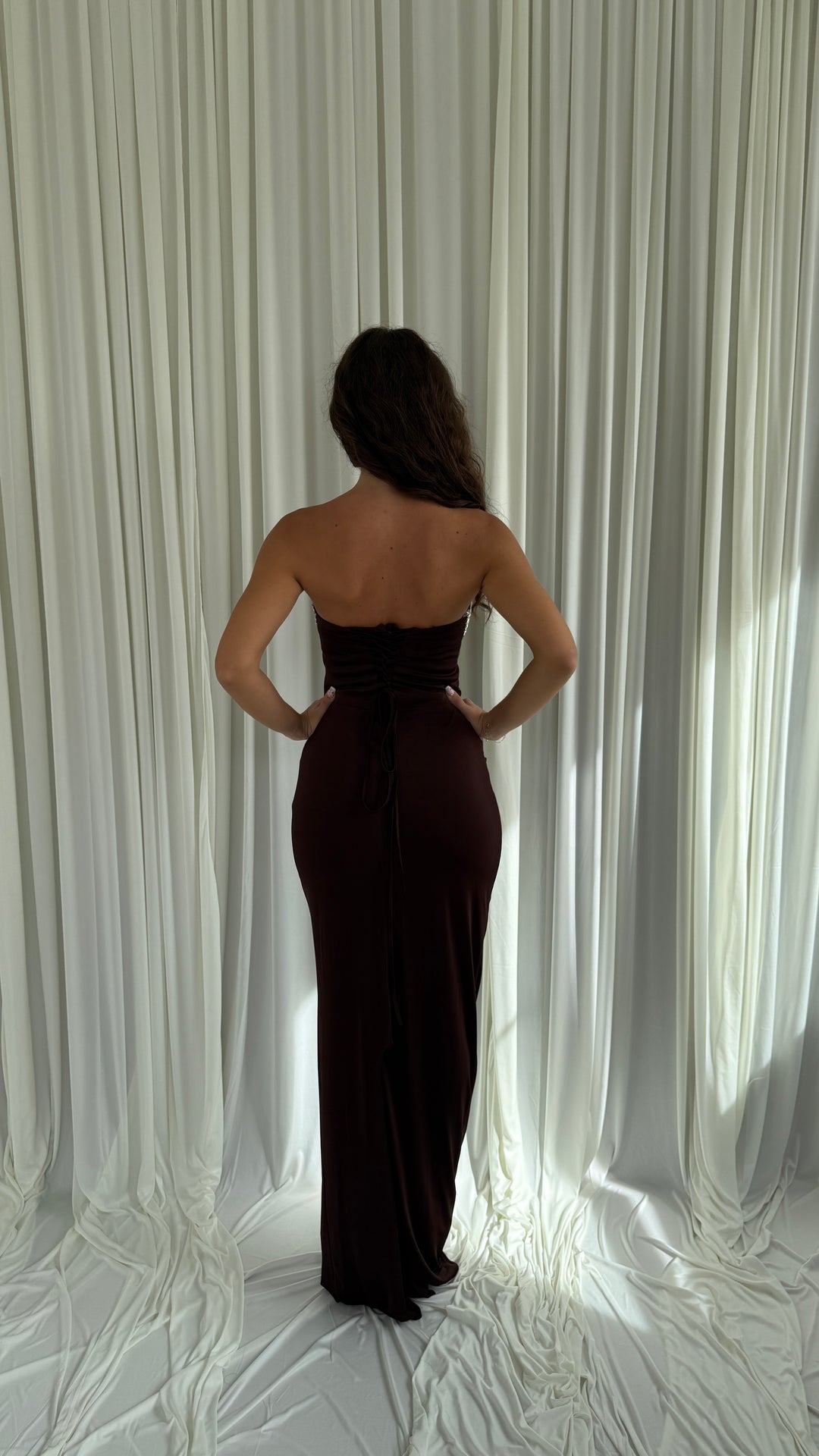 Détail de l'encolure en strass de la robe de soirée marron Anais