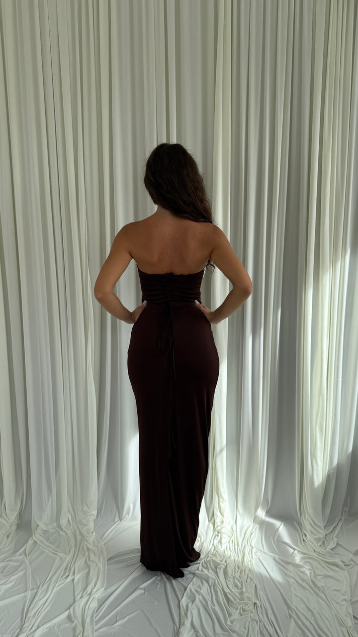 Détail des lignes de strass sur la taille de la robe marron Selda
