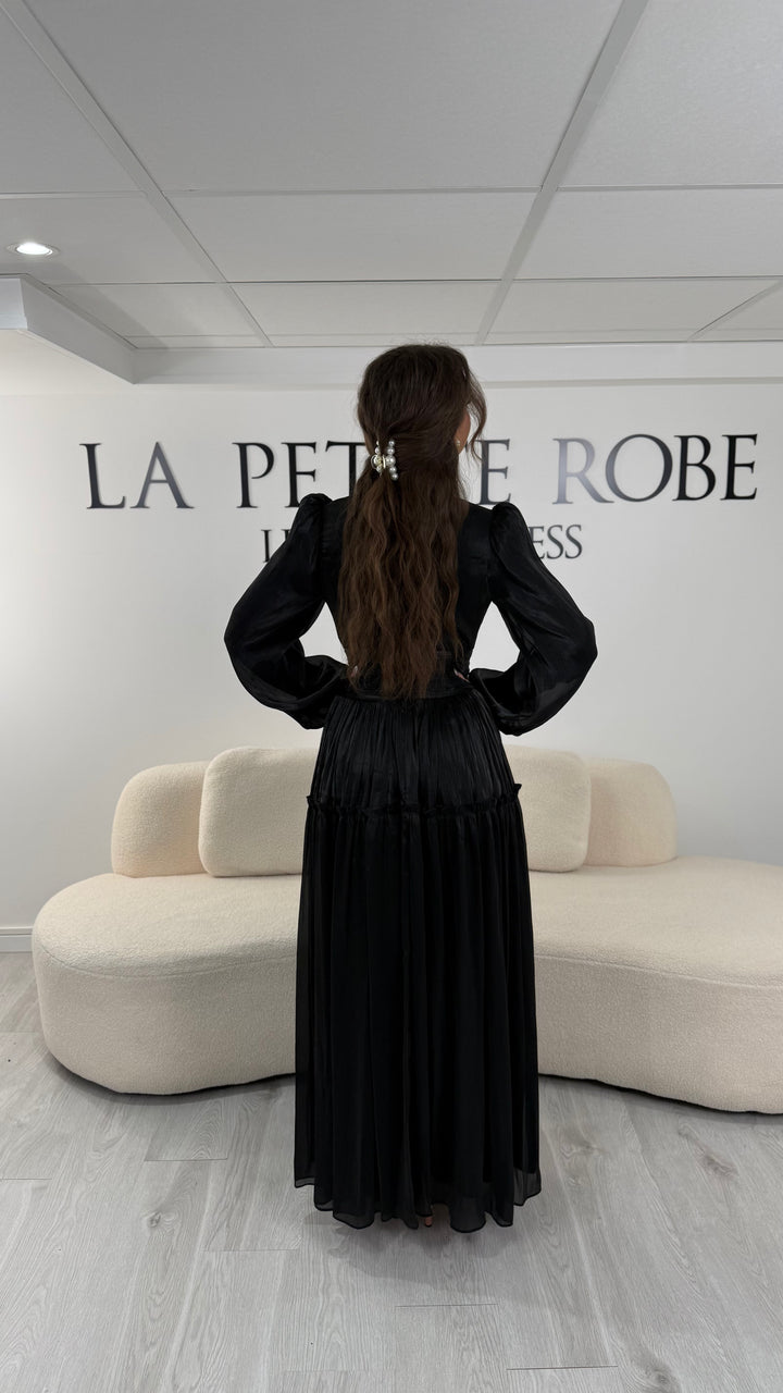 Robe de soirée modeste noire élégante avec manches longues et plissé. Coupe longue sans fente, parfaite pour une tenue chic.